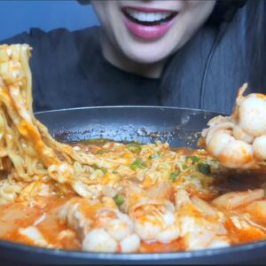 CHEESY SPICY NOODLES STEW TYPE WITH PORK AND MUSHROOMS (ASMR EATING SOUNDS) NO TALKING | SAS-ASMR